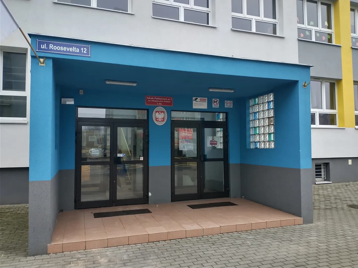 Wejście główne do budynku Szkoły Podstawowej nr 2 w Pile