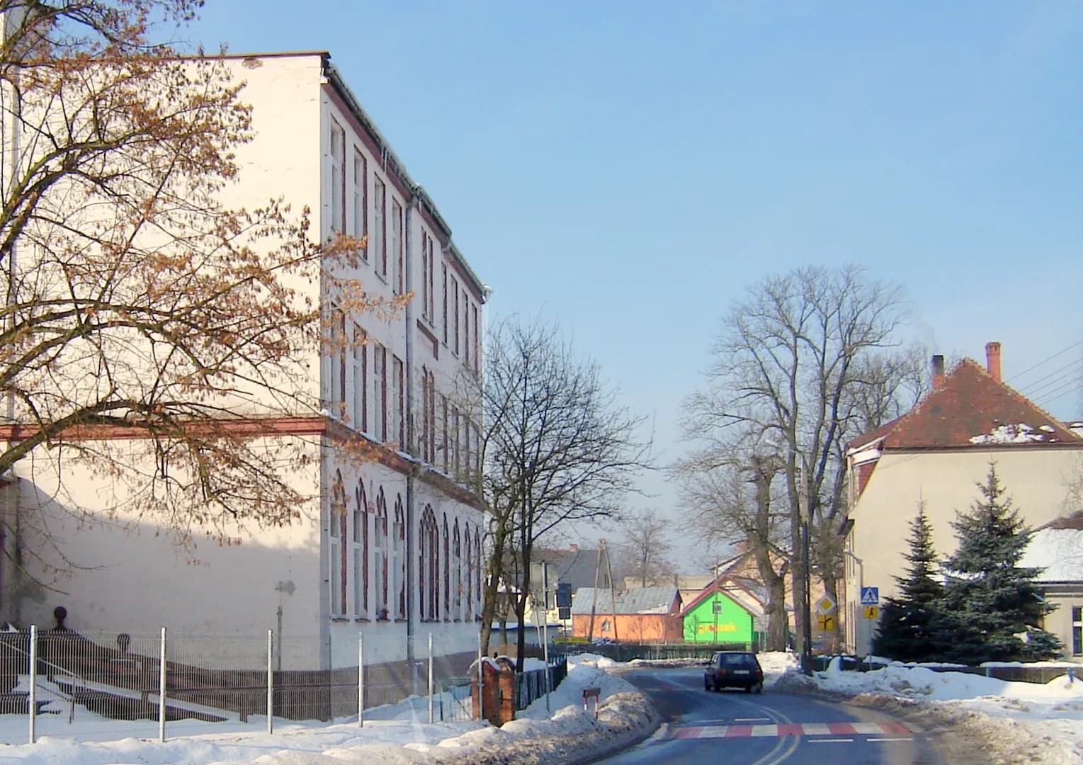 Budynek Szkoły Podstawowej w Ruszowie w zimowej scenerii