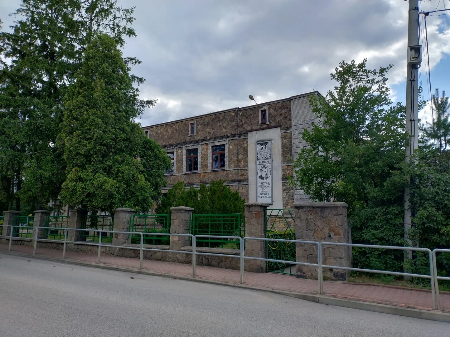 Elewacja Szkoły Podstawowej nr 3 im. Henryka Sienkiewicza w Skarżysku-Kamiennej