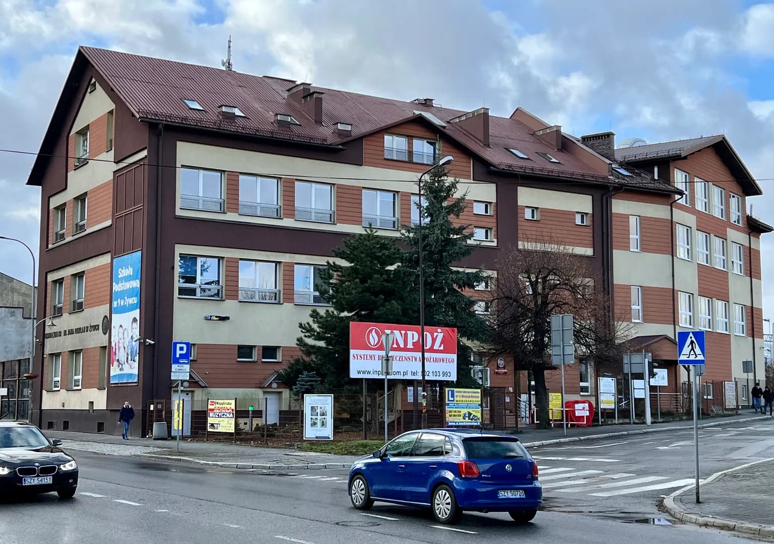 Budynek Szkoły Podstawowej nr 9 w Żywcu widziany od strony ulicy