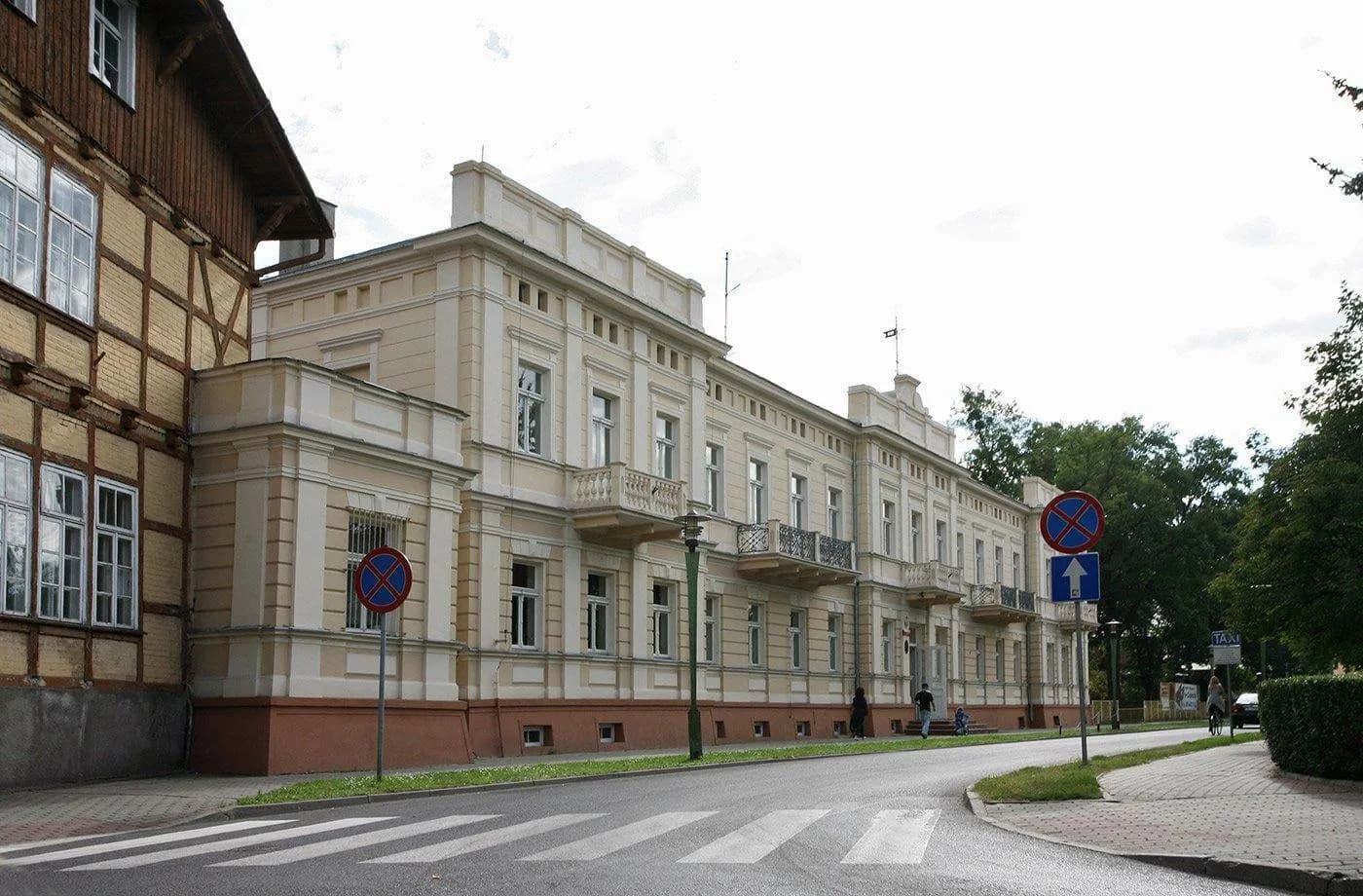 Zabytkowy budynek Liceum Ogólnokształcącego im. Stanisława Staszica w Ciechocinku widoczny od strony ulicy
