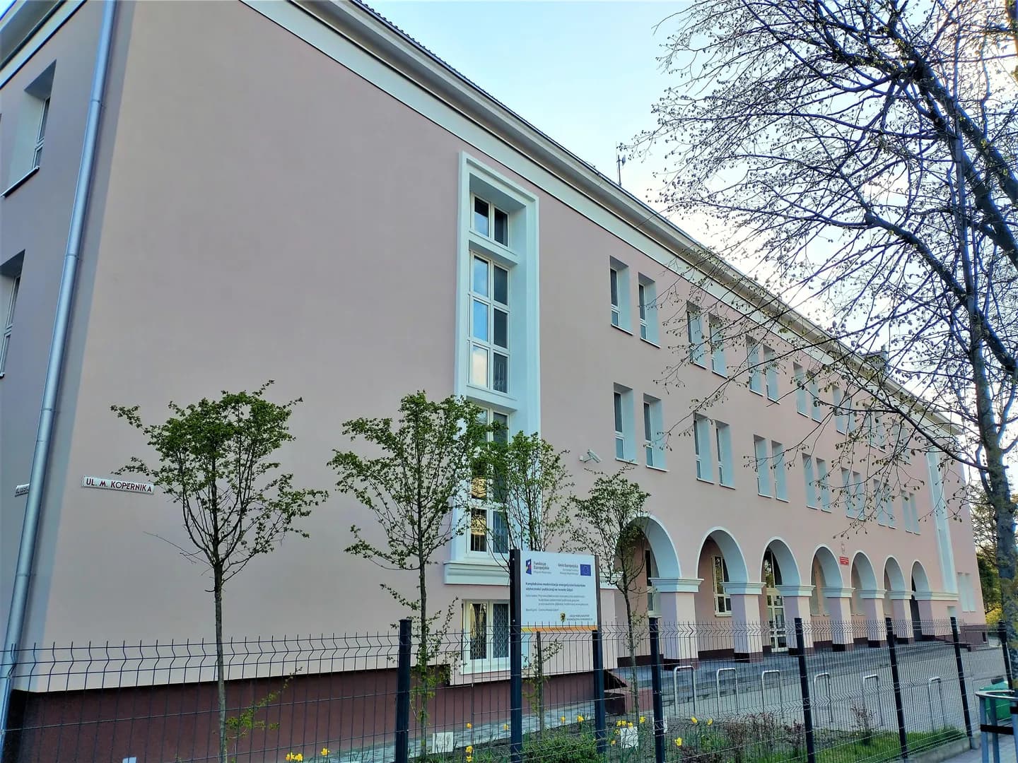 Fasada budynku VI Liceum Ogólnokształcącego w Gdyni od strony ulicy Mikołaja Kopernika