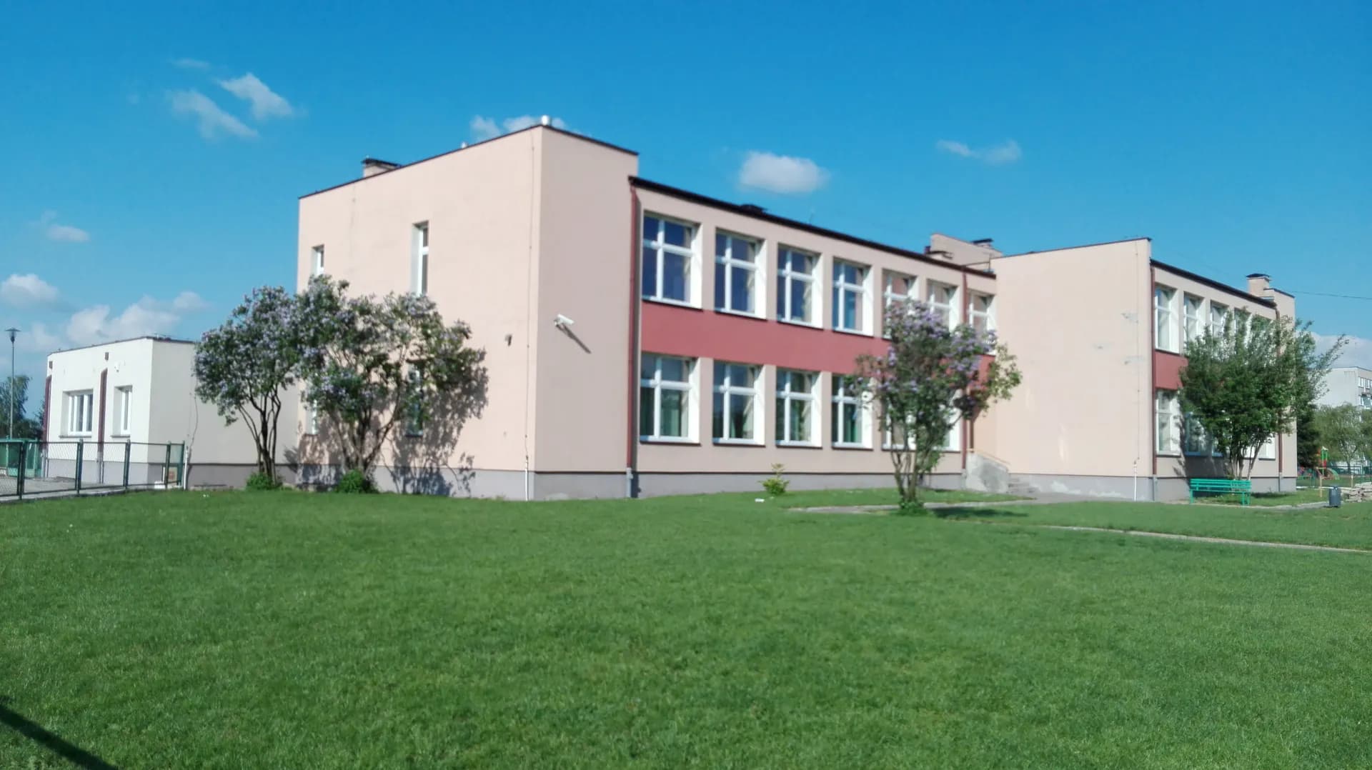 Budynek Zespołu Szkolno-Przedszkolnego nr 1 w Prudniku widziany od strony trawnika