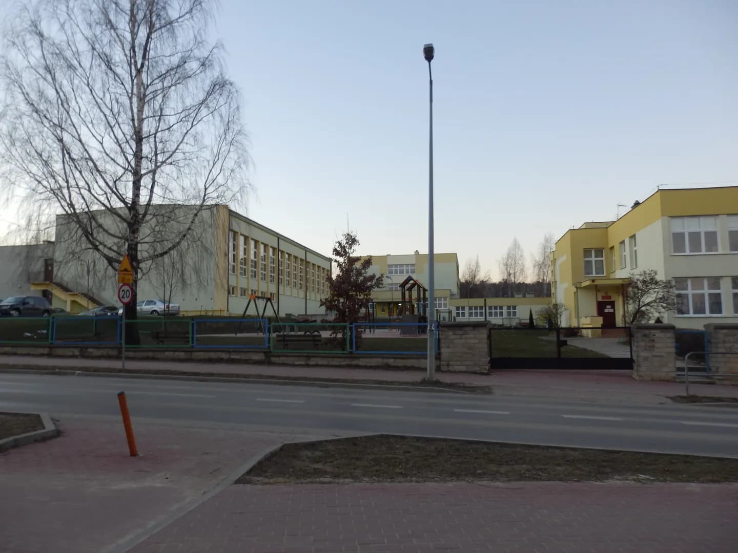 Widok na Zespół Placówek Oświatowych nr 1 w Skarżysku-Kamiennej zza ulicy