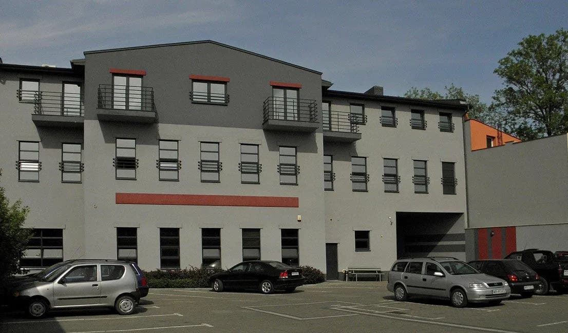 Elewacja budynku szkoły TEB Edukacja w Radomiu z parkingiem na pierwszym planie
