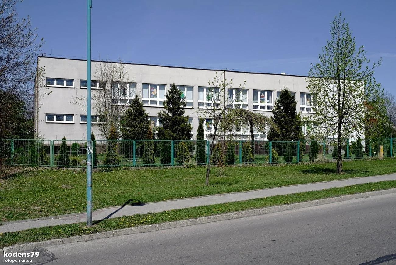 Budynek Przedszkola nr 20 w Mysłowicach widziany od strony ulicy