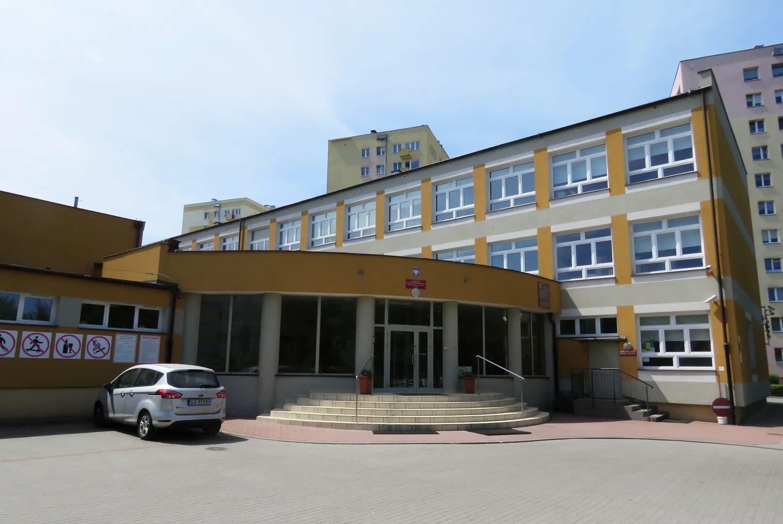 Budynek I Akademickiego LO im. Zasłużonych Ludzi Morza w Gdyni z widocznym wejściem głównym