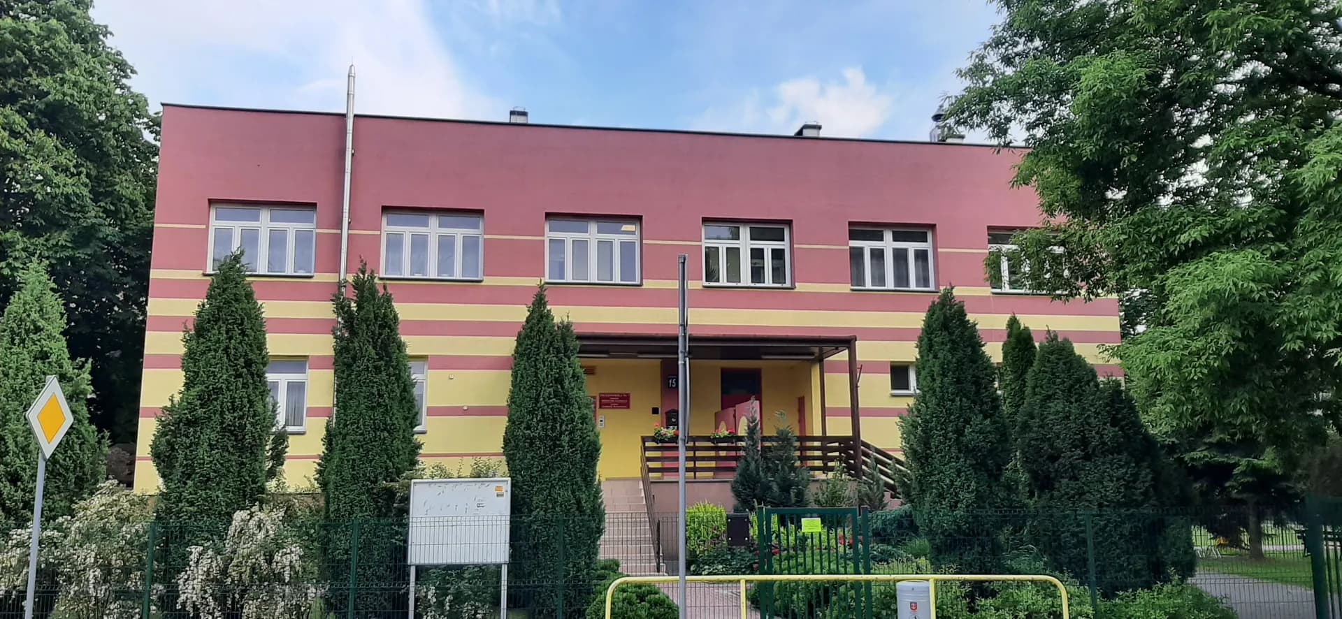 Elewacja budynku Przedszkola nr 7 im. Wróbelka Elemelka w Grodzisku Mazowieckim