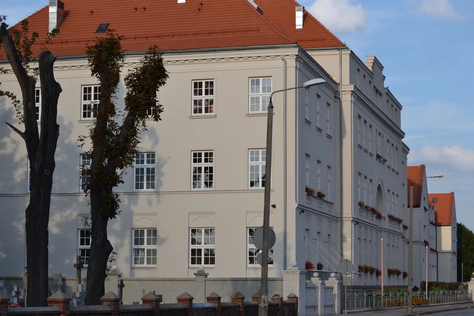 Elewacja budynku Liceum Towarzystwa Salezjańskiego w Aleksandrowie Kujawskim