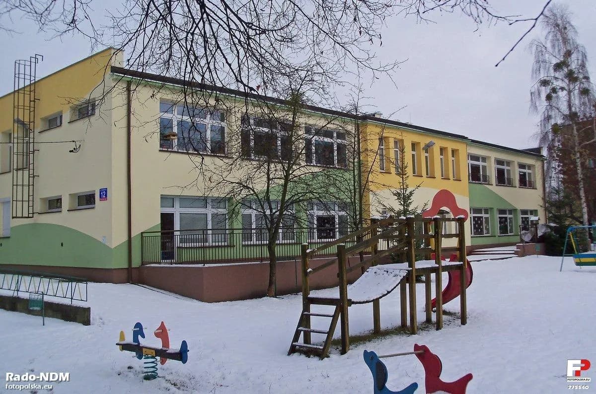 Plac zabaw i budynek Publicznego Przedszkola nr 1 w Nowym Dworze Mazowieckim zimą