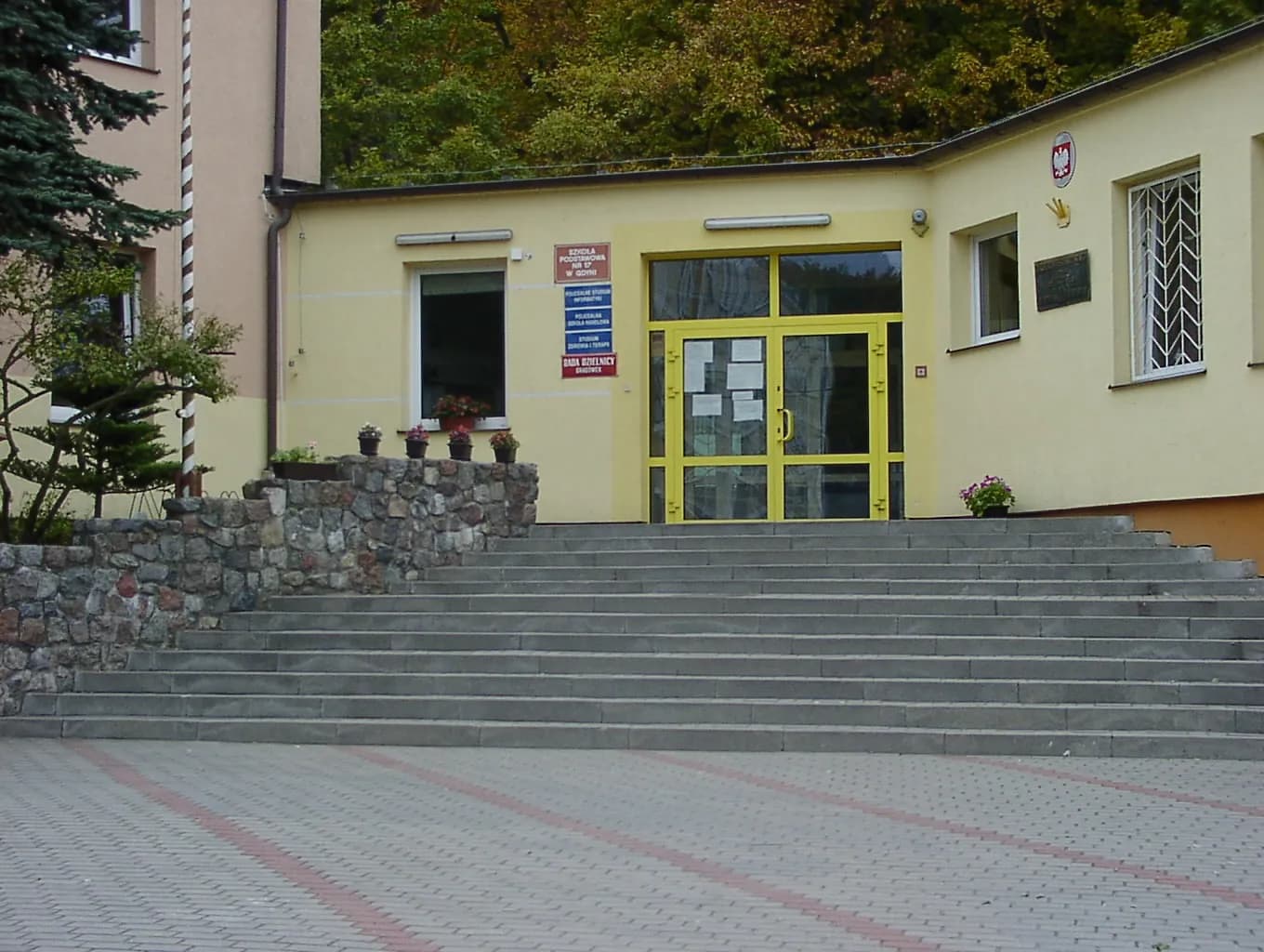 Wejście główne do budynku Szkoły Podstawowej nr 17 w Gdyni ze schodami