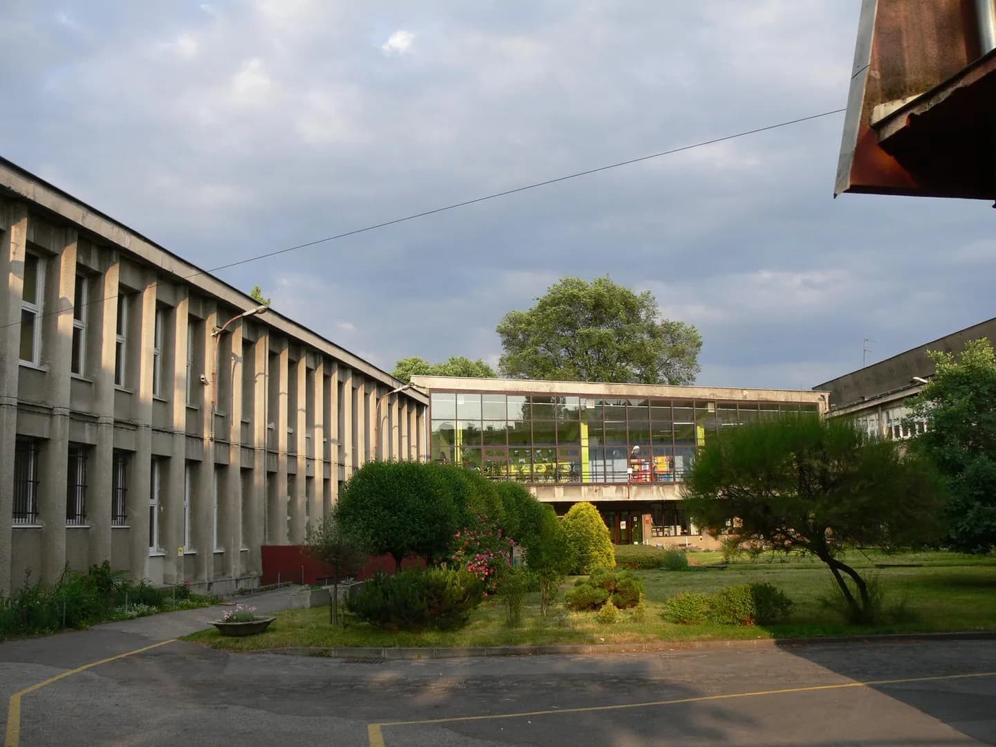 Dziedziniec i budynek X Liceum Ogólnokształcącego w Krakowie