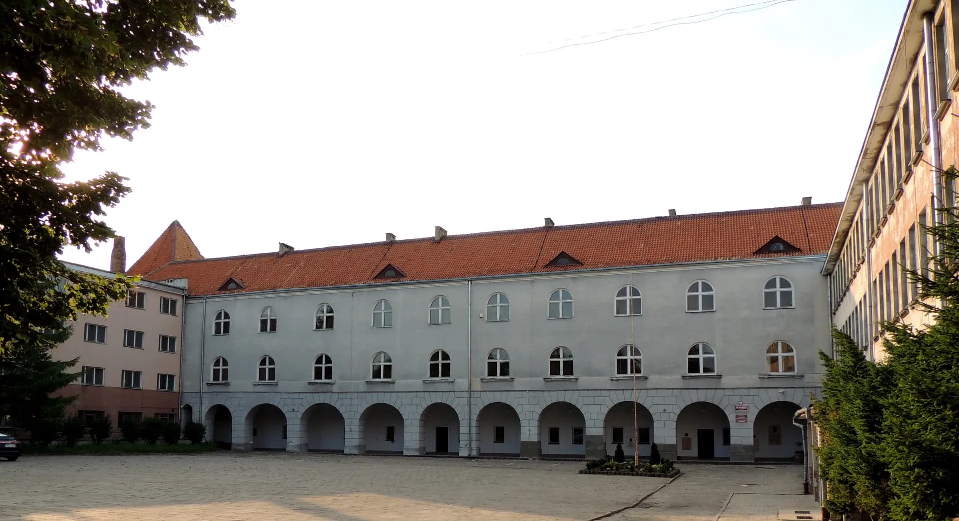 Zabytkowy budynek Zespołu Szkół Zawodowych im. Jana Liszewskiego w Braniewie od strony dziedzińca.