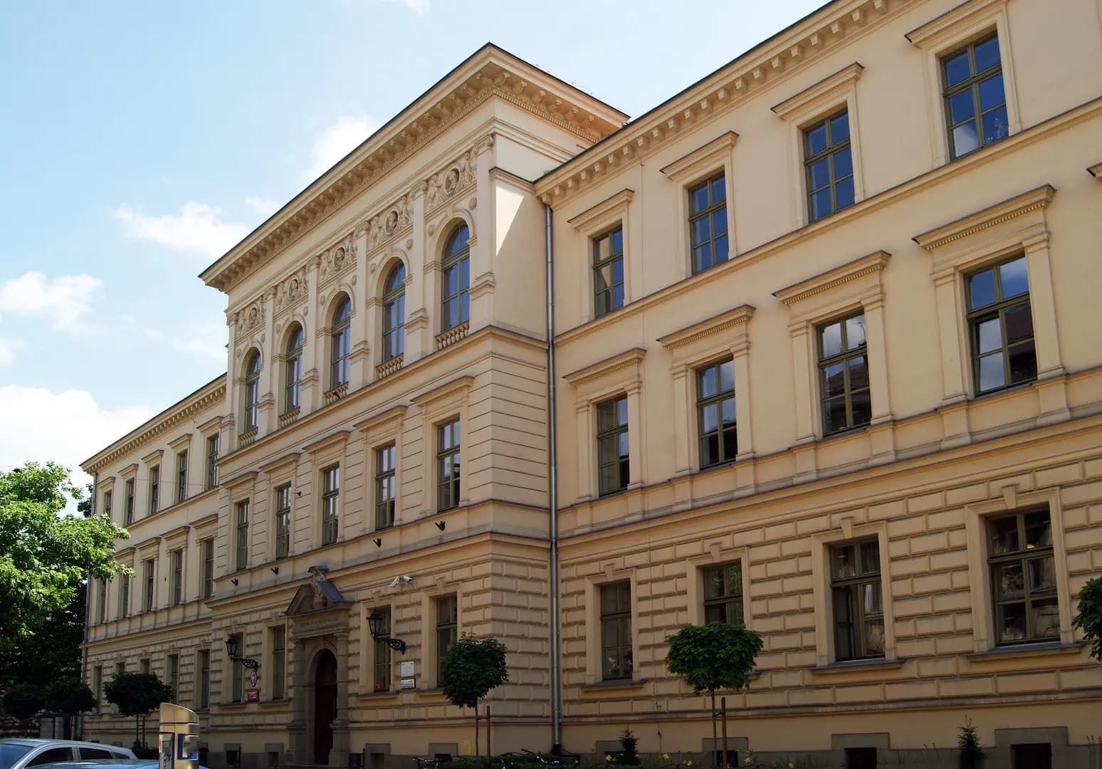 Fasada budynku V Liceum Ogólnokształcącego im. Augusta Witkowskiego w Krakowie