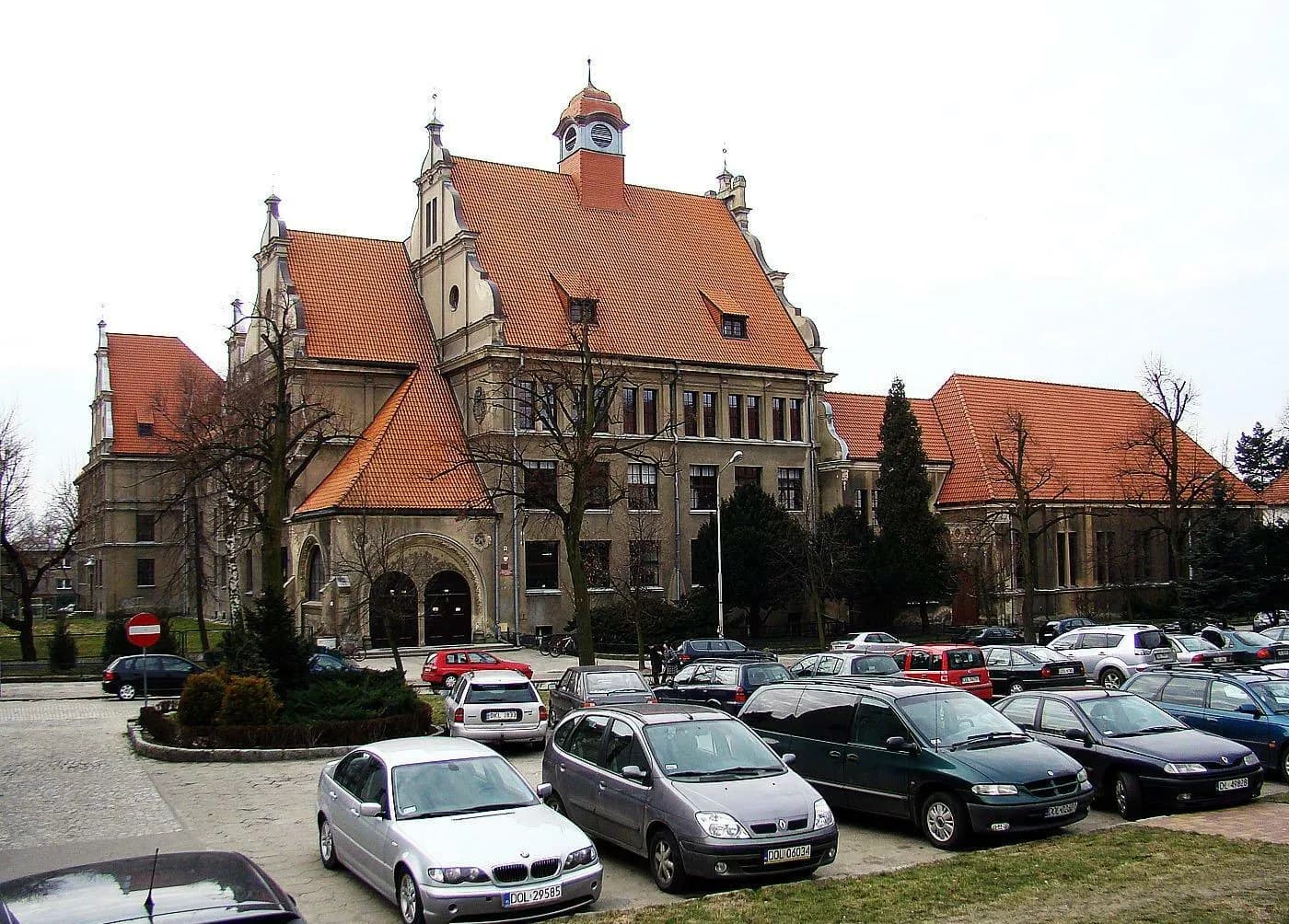Gmach I Liceum Ogólnokształcącego im. Juliusza Słowackiego w Oleśnicy z parkingiem