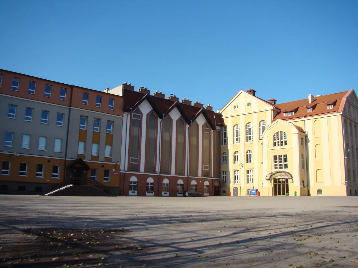 Budynek Szkoły Podstawowej nr 1 w Chojnicach widziany od strony boiska