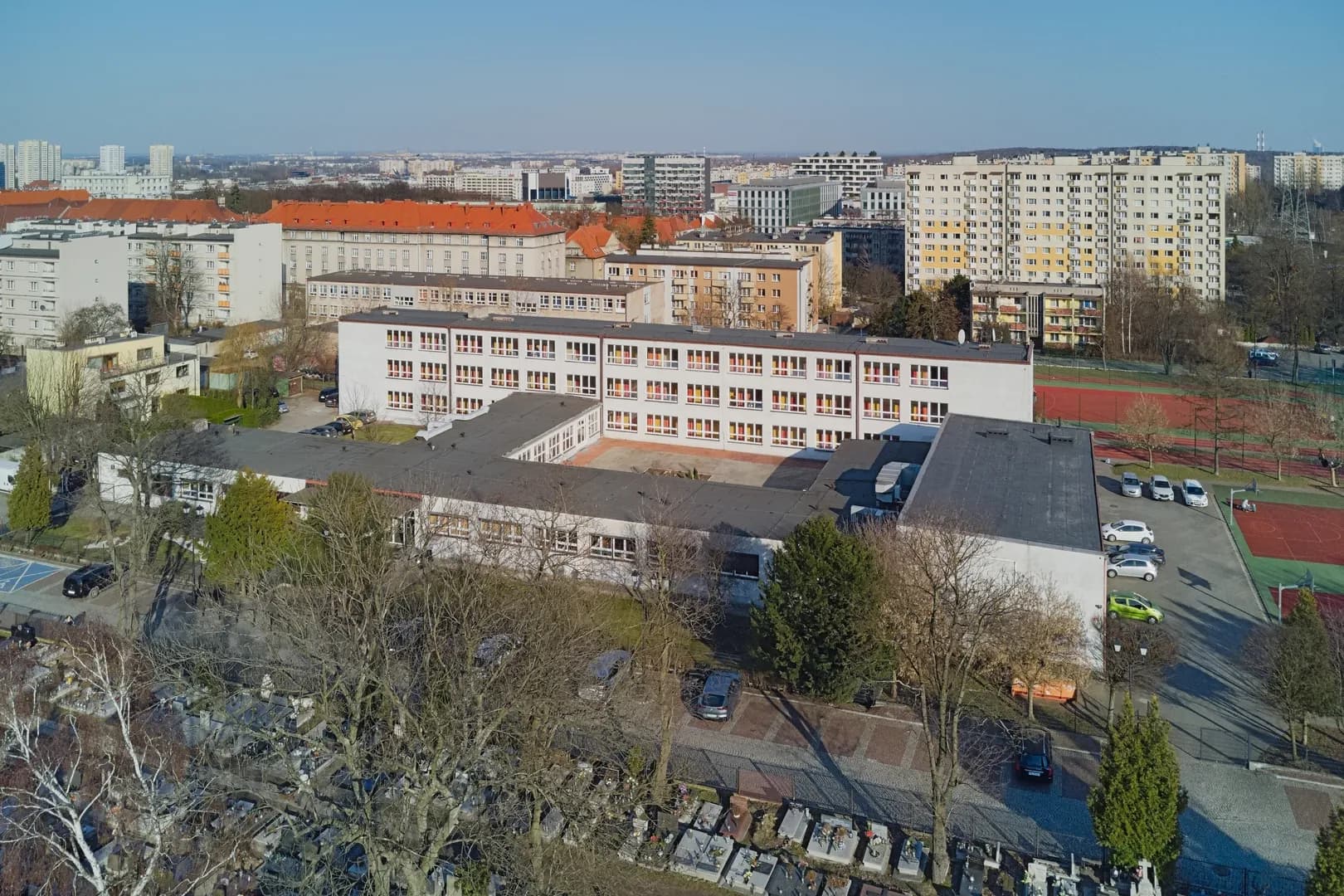 Widok z lotu ptaka na budynek I LO im. Mikołaja Kopernika w Katowicach