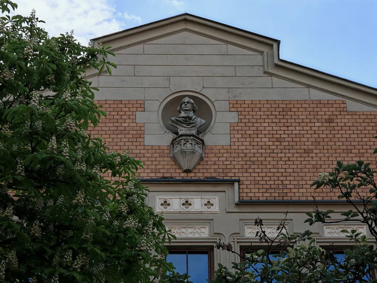 Popiersie Jana Śniadeckiego na elewacji II Liceum Ogólnokształcącego w Kielcach