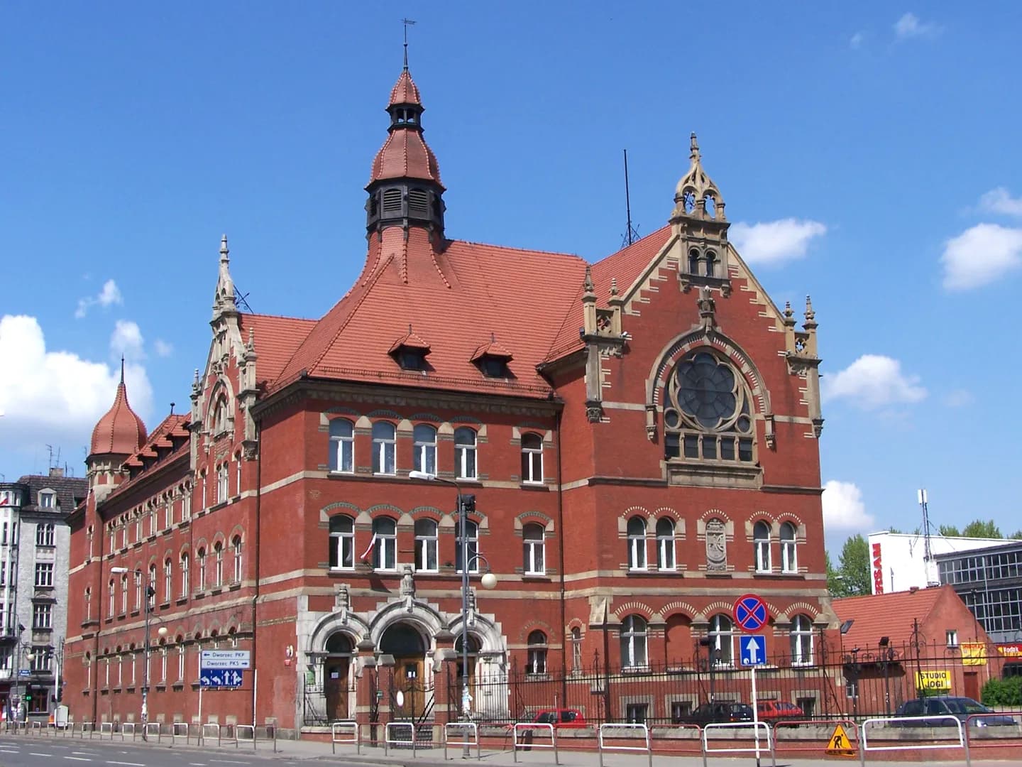Zabytkowy ceglany gmach III Liceum Ogólnokształcącego w Katowicach