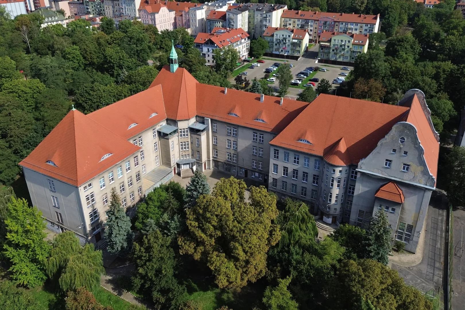 Widok z lotu ptaka na budynek Zespołu Szkół nr 1 w Stargardzie