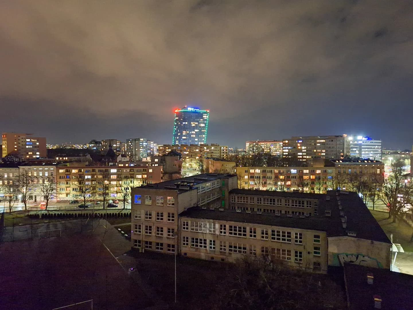 Widok nocny na budynek Szkoły Podstawowej nr 54 w Szczecinie i panoramę miasta