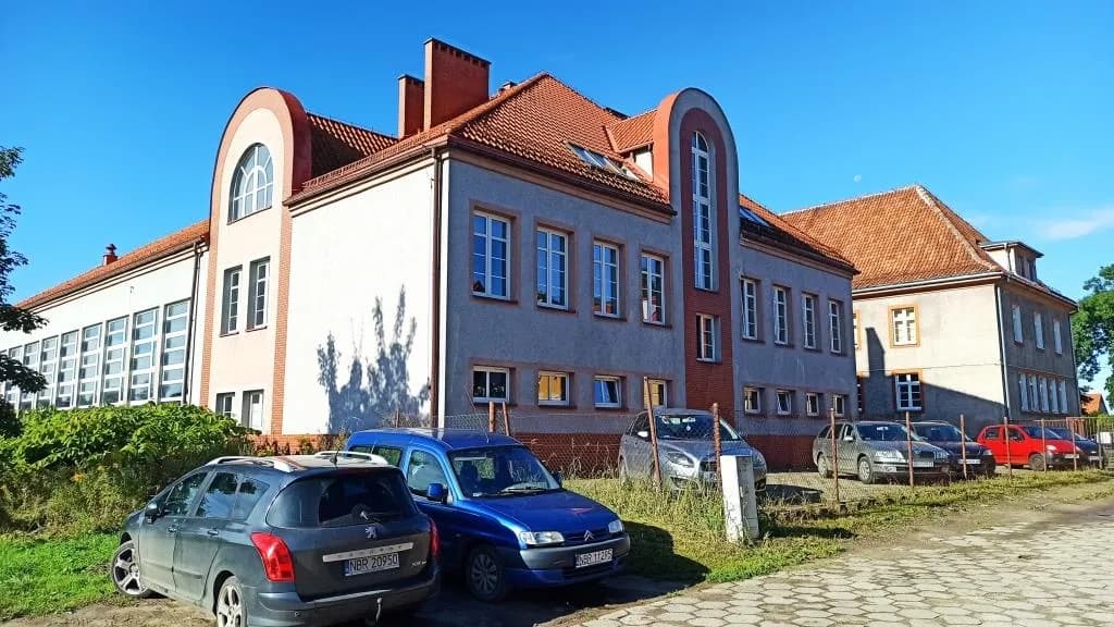 Budynek Liceum Ogólnokształcącego im. Feliksa Nowowiejskiego w Braniewie od strony parkingu