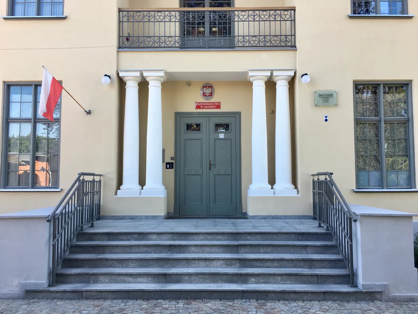 Wejście główne z kolumnami do budynku Przedszkola nr 9 w Gdańsku