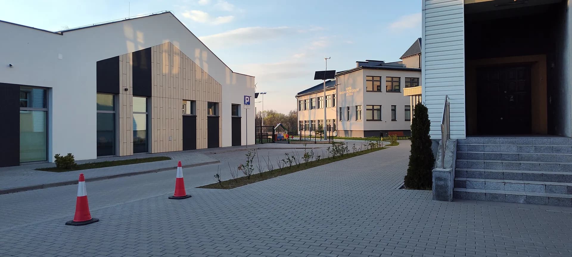 Budynek przedszkola i szkoły w Lelowie widziany z dziedzińca