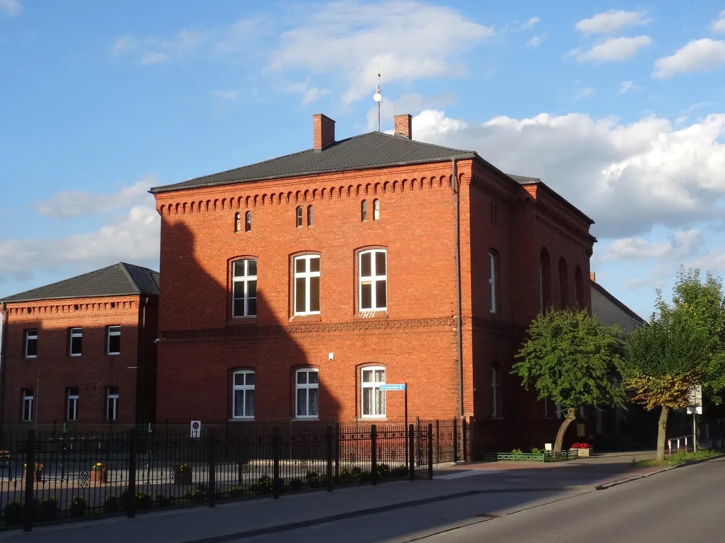 Ceglany budynek Zespołu Szkół w Łabiszynie od strony ulicy