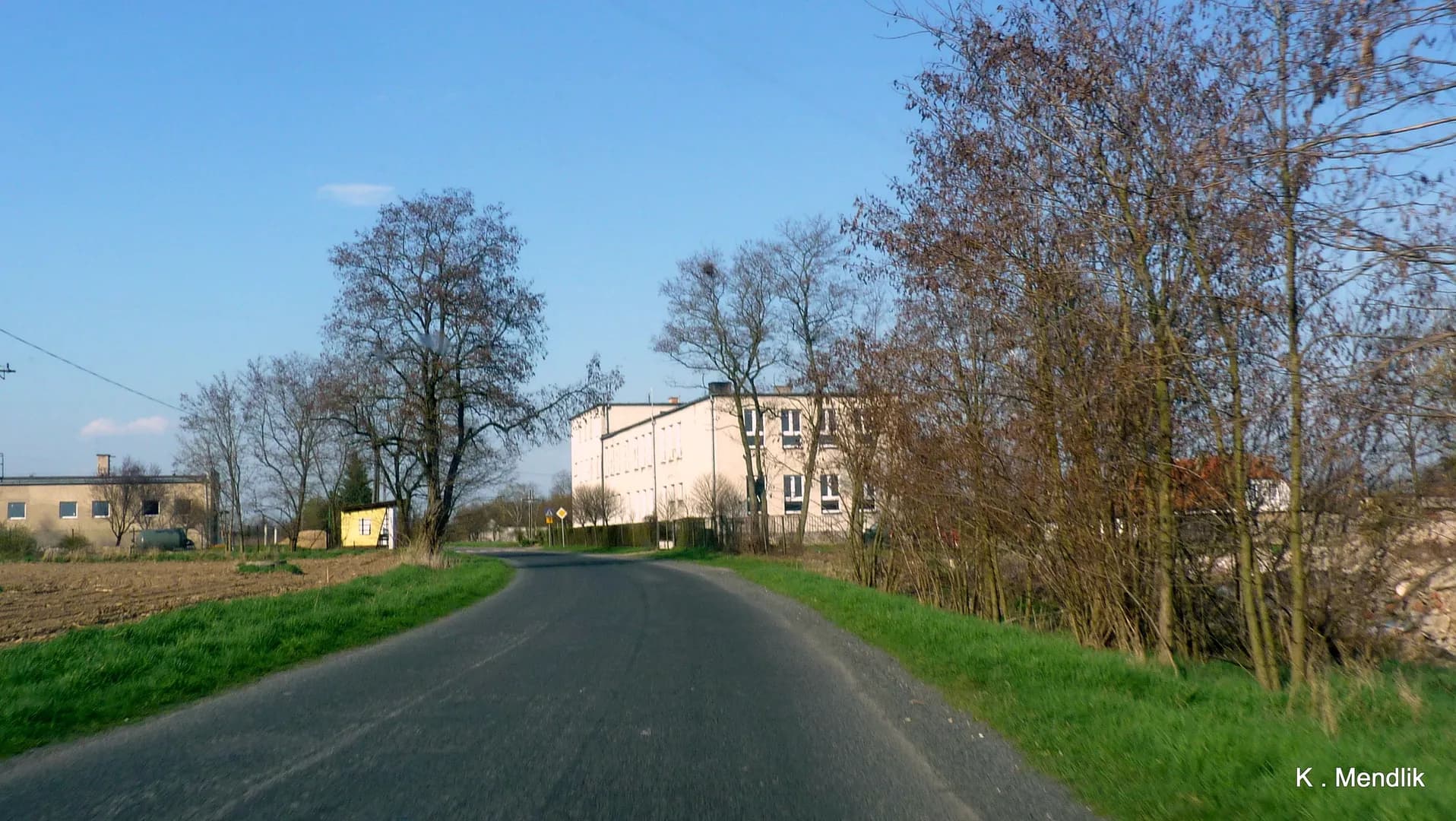 Widok na budynek Szkoły Podstawowej w Szczepanowie z drogi dojazdowej