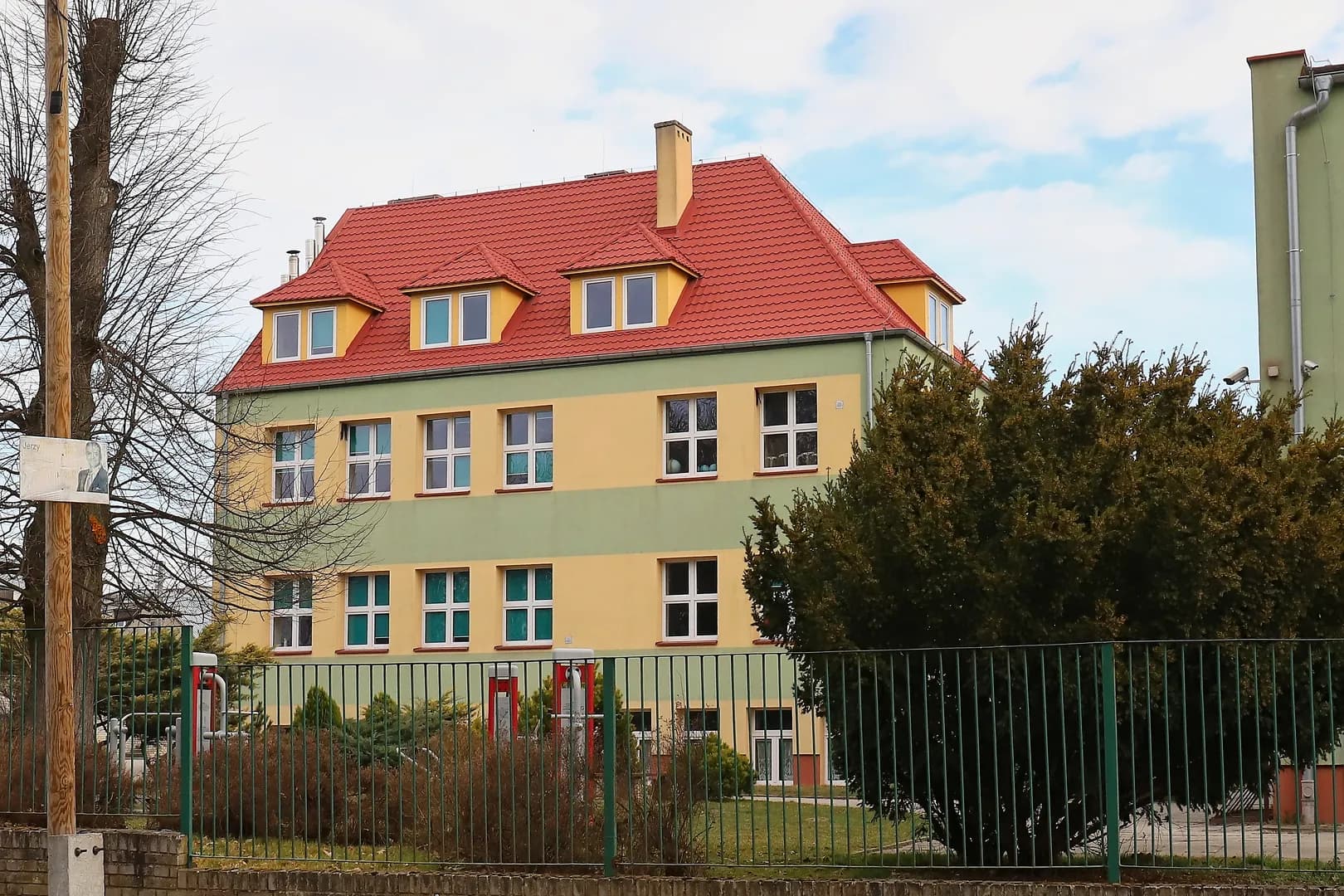 Budynek Publicznej Szkoły Podstawowej w Idzikowicach