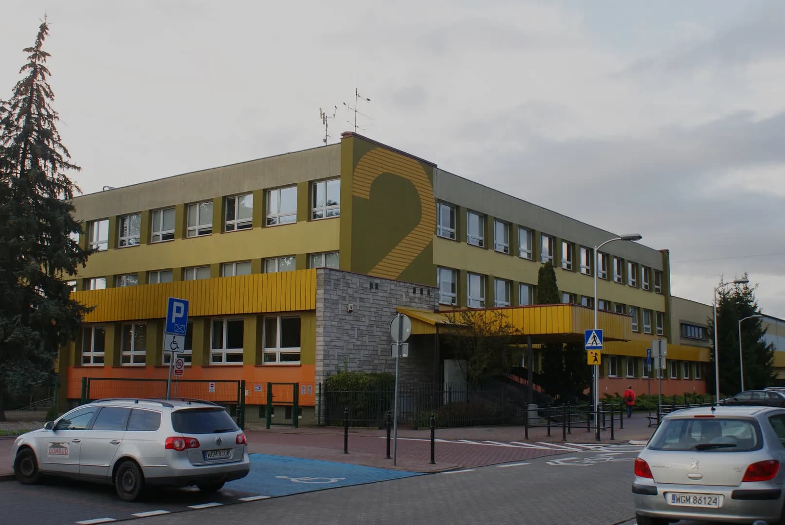 Budynek Szkoły Podstawowej nr 2 w Grodzisku Mazowieckim z widocznym numerem 2 na elewacji.
