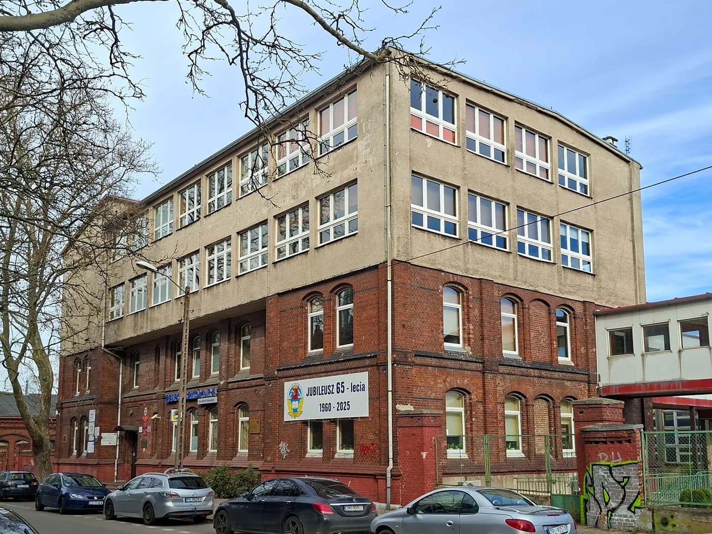 Budynek Zespołu Szkół nr 4 w Szczecinie od strony ulicy