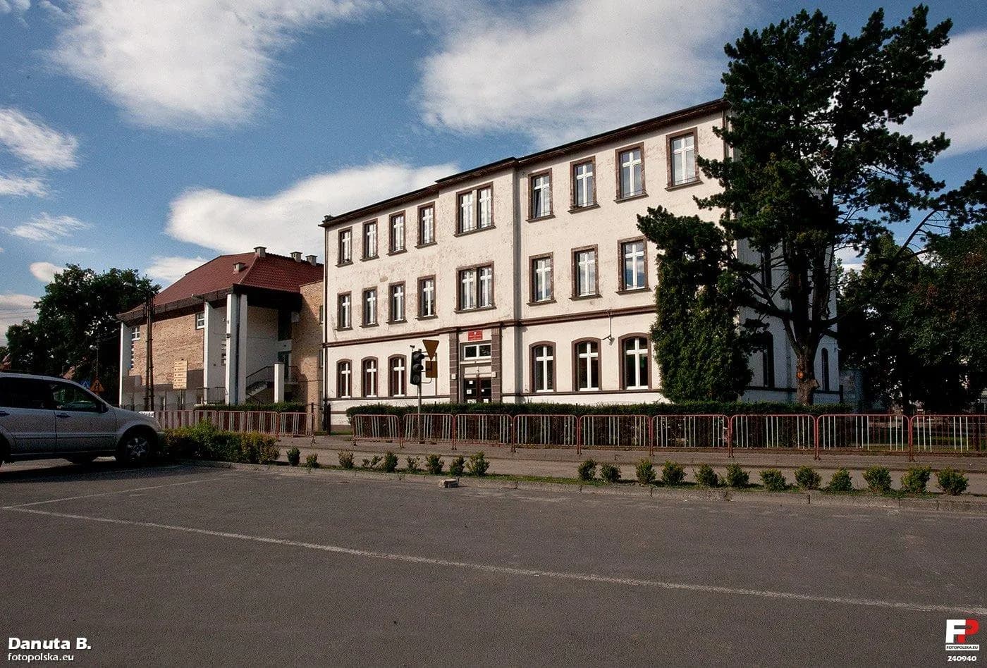 Elewacja frontowa Szkoły Podstawowej nr 1 w Bogatyni