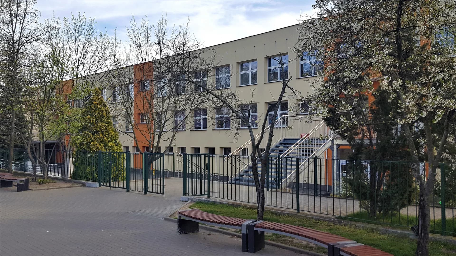 Budynek Szkoły Podstawowej nr 300 im. Wandy Rutkiewicz w Warszawie od strony dziedzińca