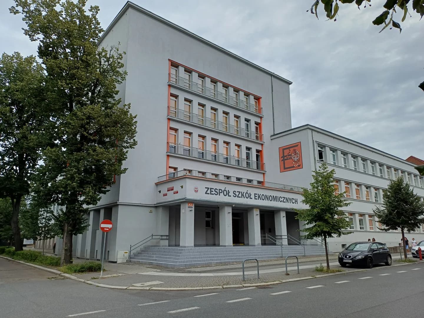 Główne wejście i fasada budynku Zespołu Szkół Ekonomicznych w Opolu