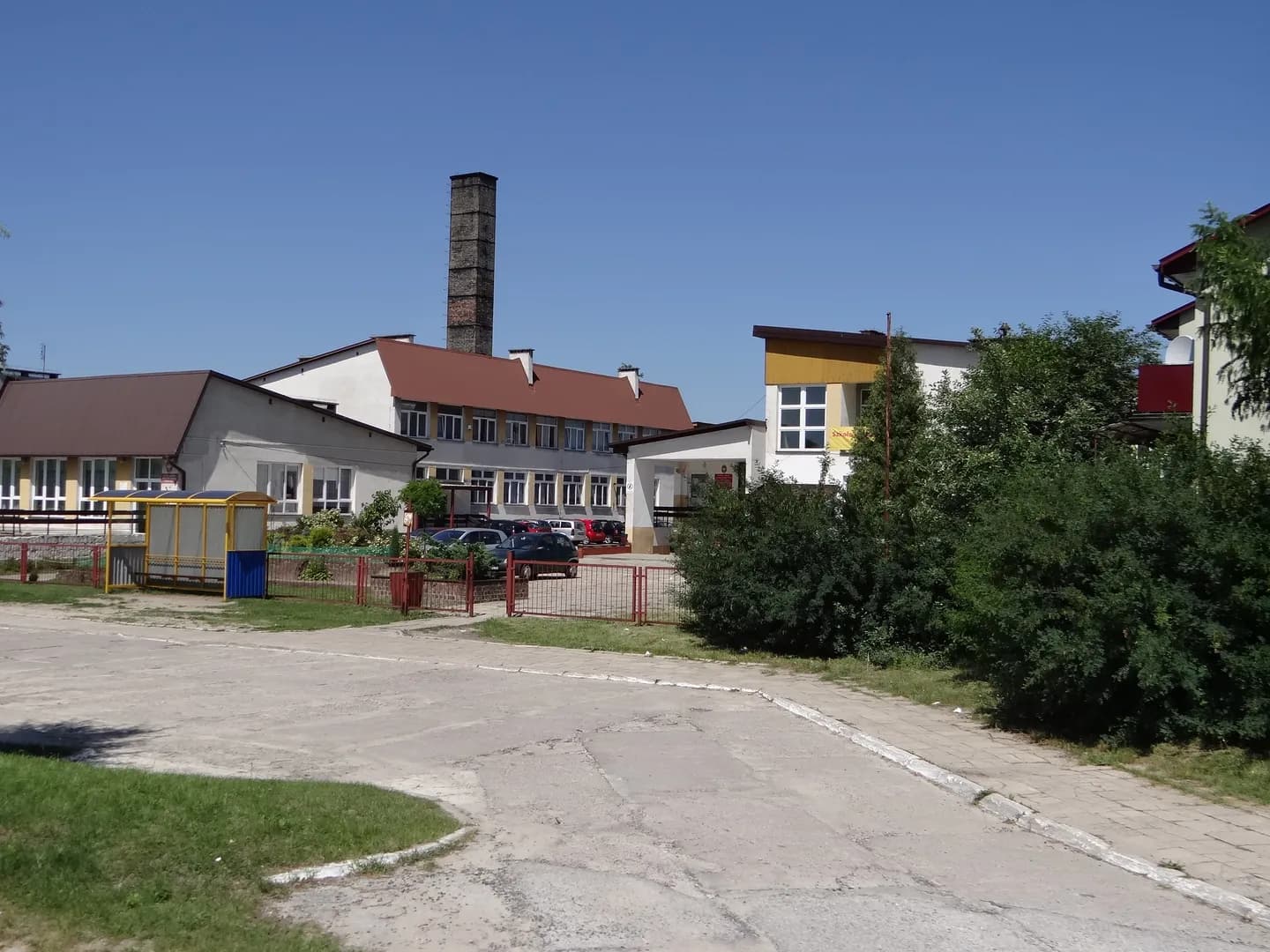 Widok zewnętrzny na kompleks budynków szkoły i przedszkola w Tereszpolu-Zaorendzie