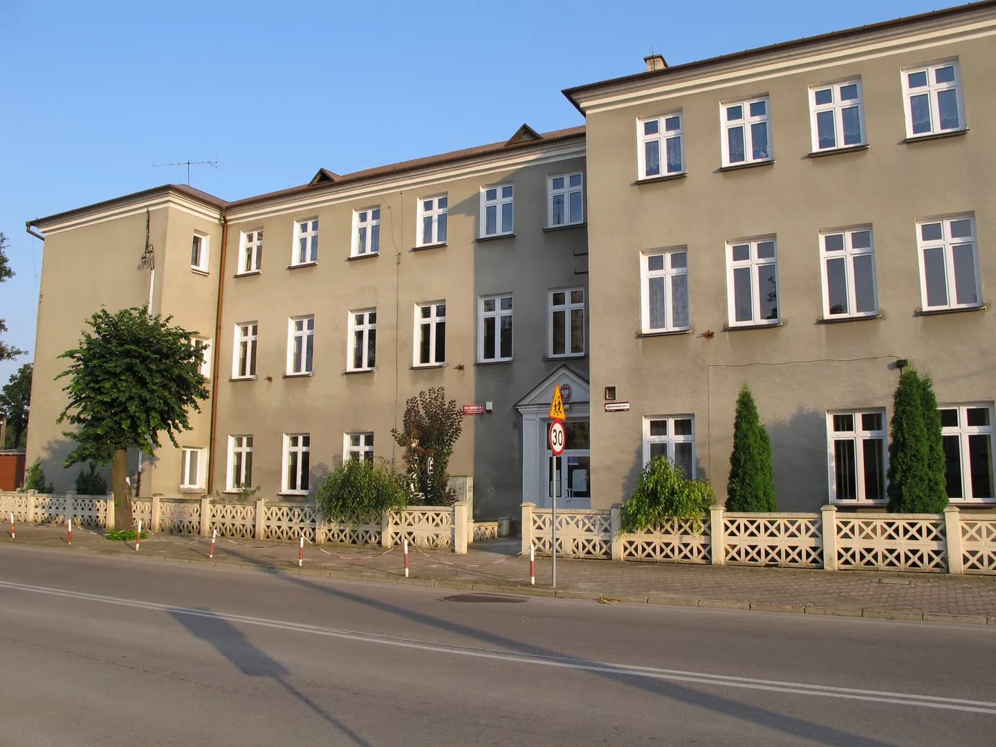 Elewacja Szkoły Podstawowej nr 1 w Wysokiem Mazowieckiem od strony ulicy