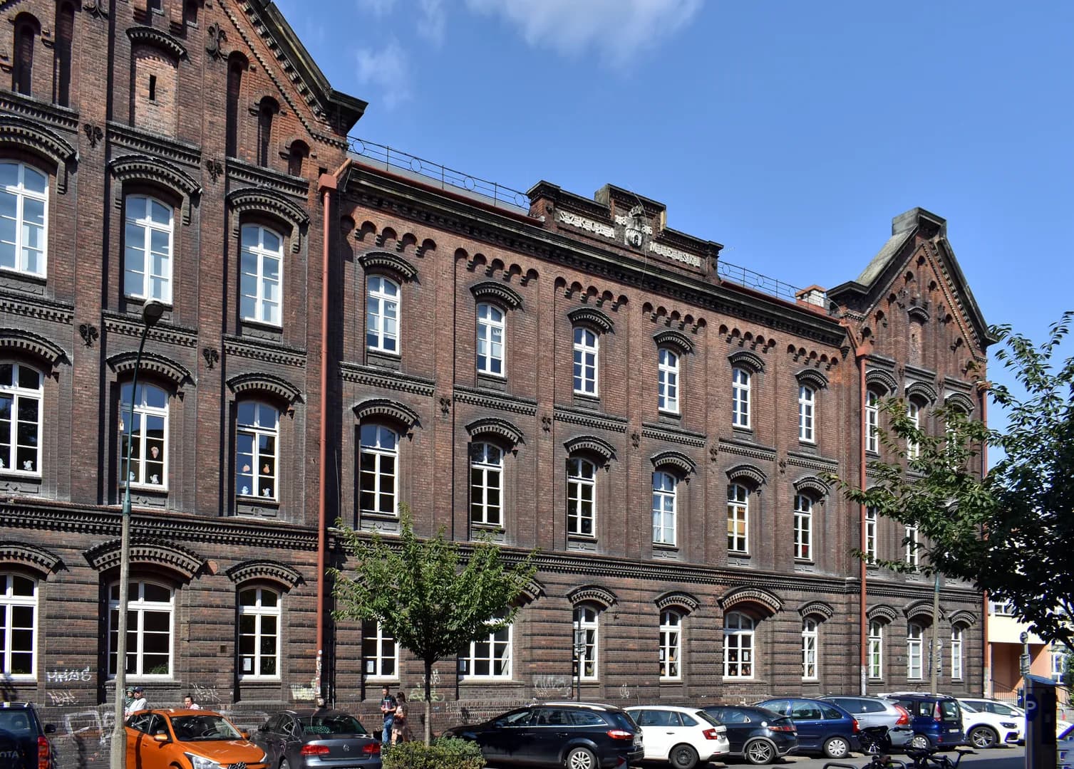 Ceglana fasada zabytkowego budynku szkoły przy ulicy Miodowej w Krakowie