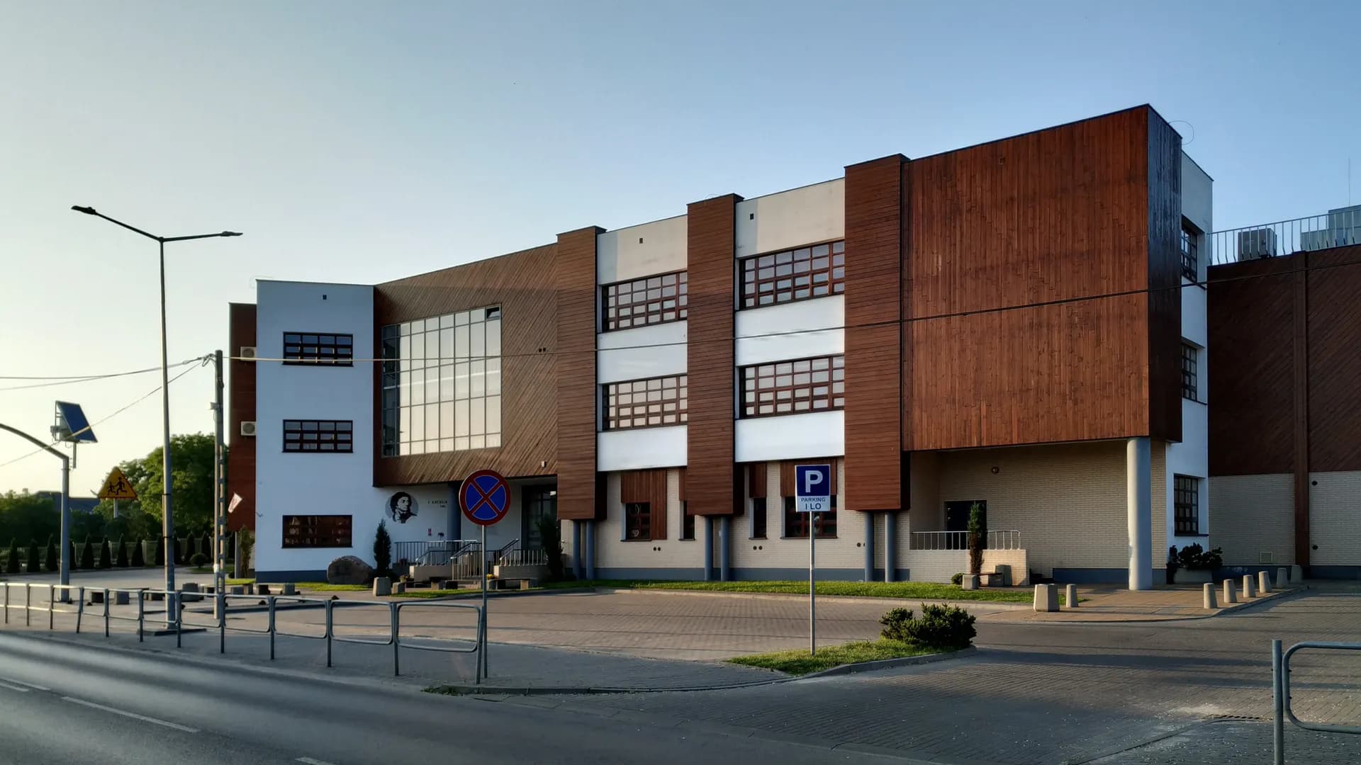 Nowoczesny budynek I Liceum Ogólnokształcącego im. Tadeusza Kościuszki w Łukowie