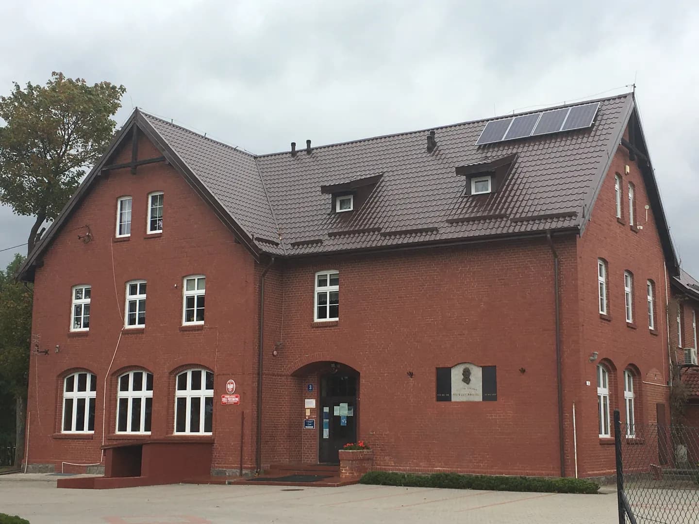 Ceglany budynek Szkoły Podstawowej im. Piotra Szturmowskiego w Pogódkach