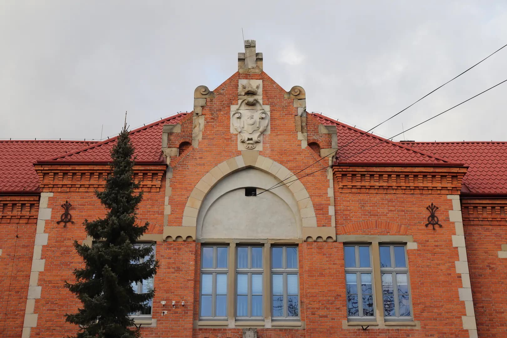 Fragment fasady ceglanego budynku szkoły w Tarnowie