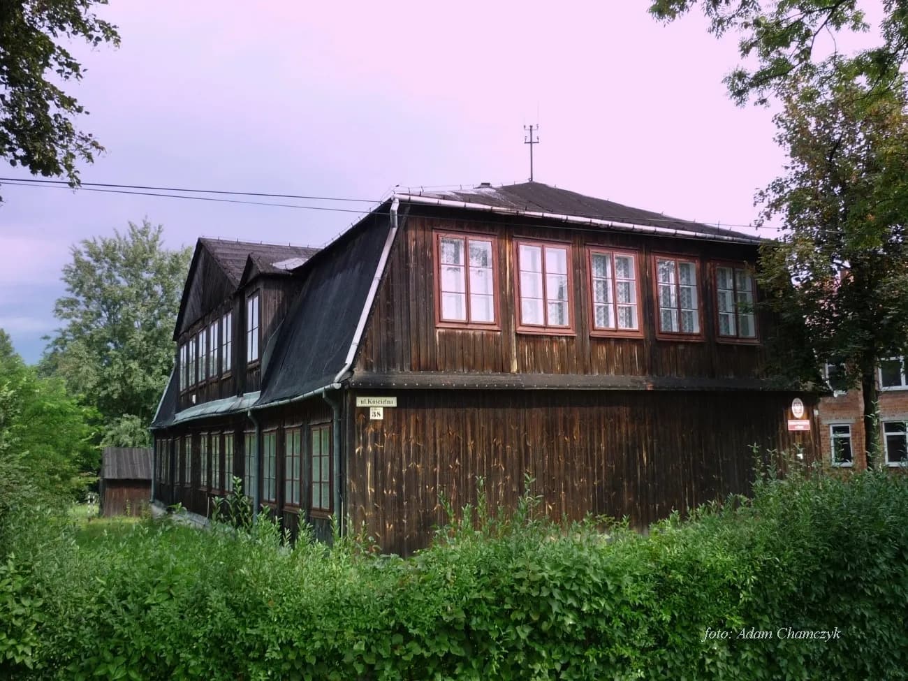 Drewniany budynek Niepublicznej Szkoły Podstawowej w Mninie