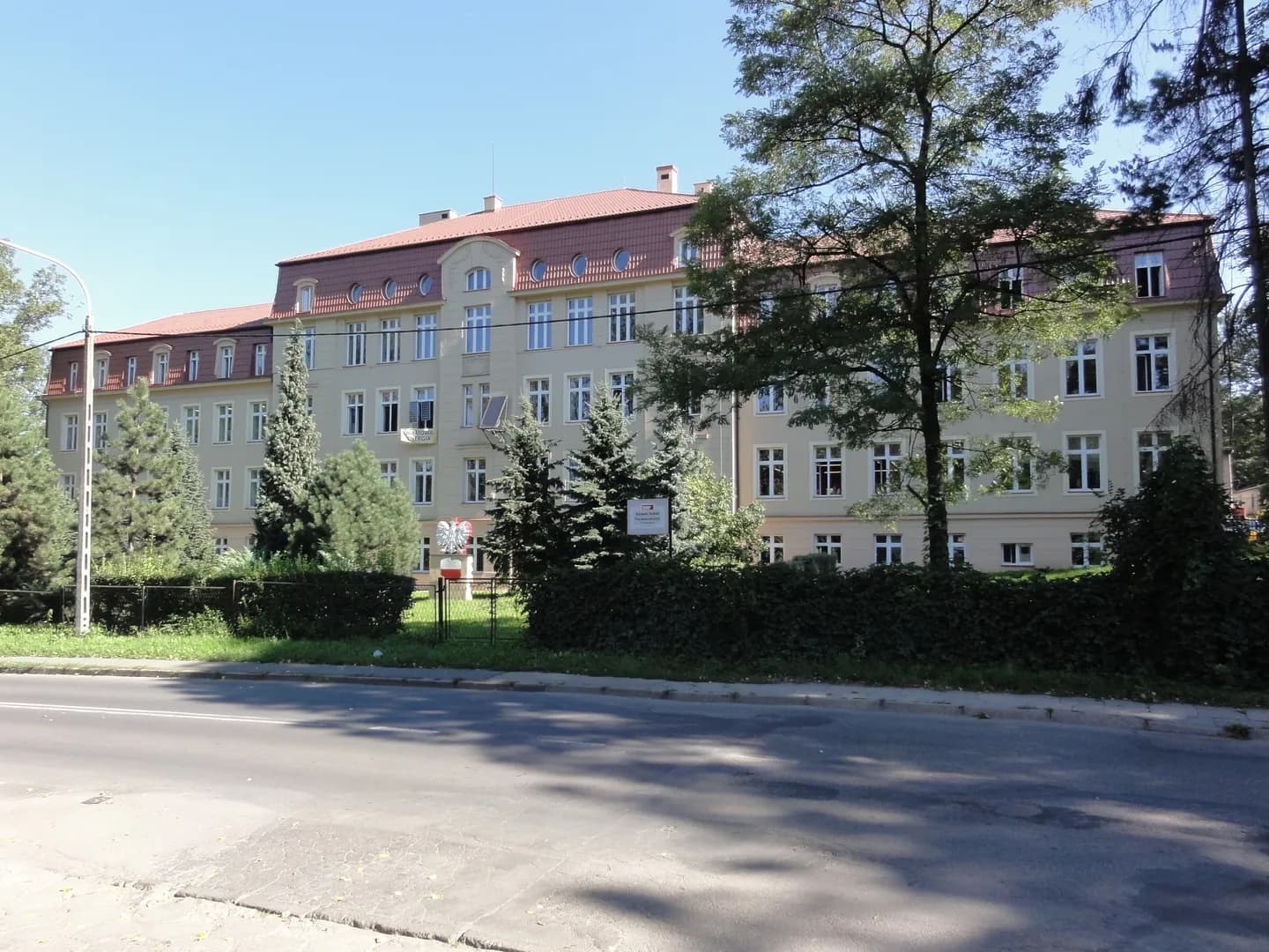 Gmach Zespołu Szkół Technicznych w Cieszynie widziany zza ulicy i zieleni