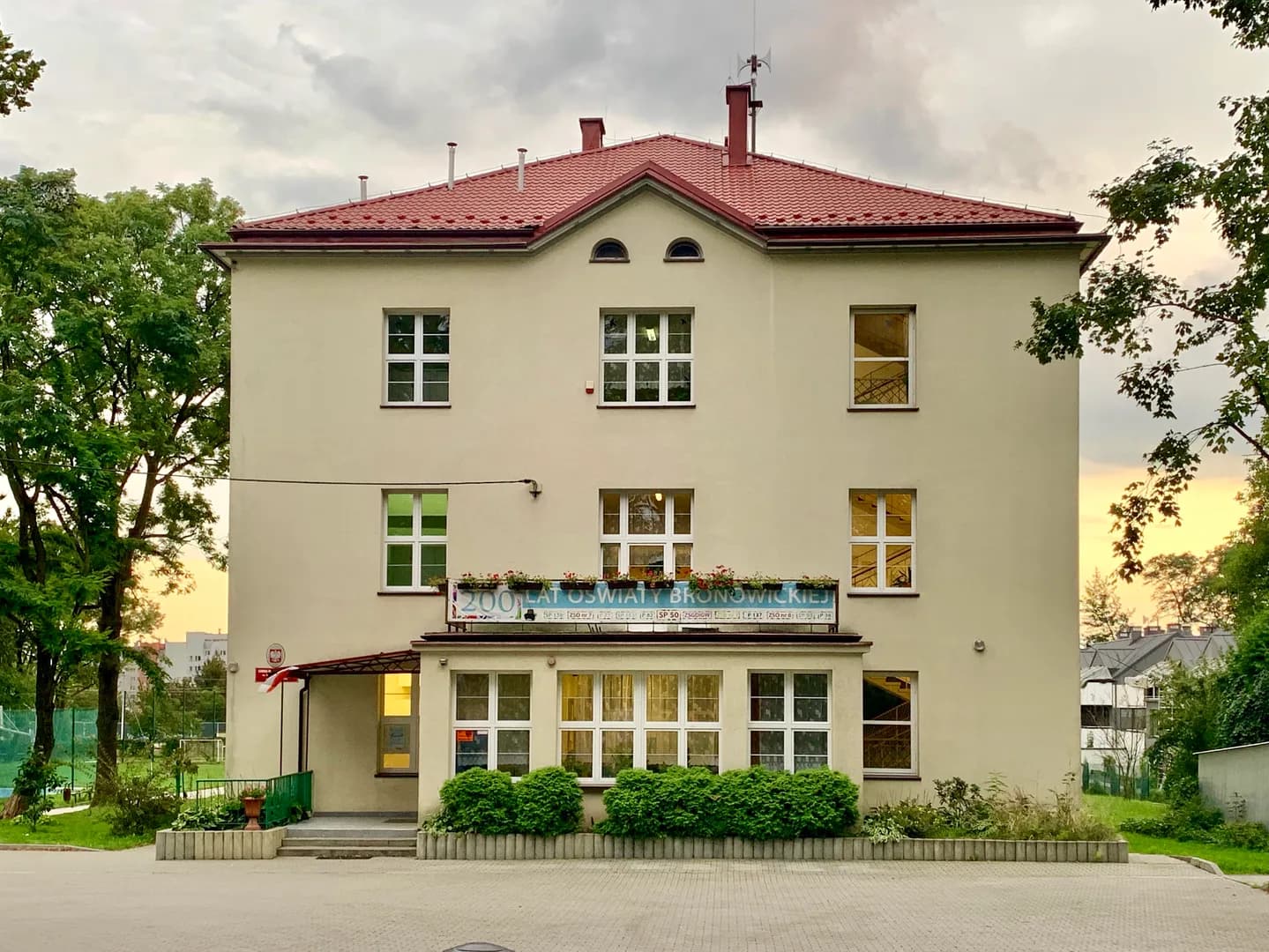 Elewacja frontowa Szkoły Podstawowej nr 50 w Krakowie