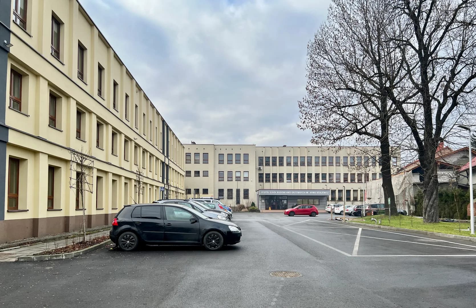 Budynek Zespołu Szkół Budowlano-Drzewnych w Żywcu z parkingiem przed wejściem