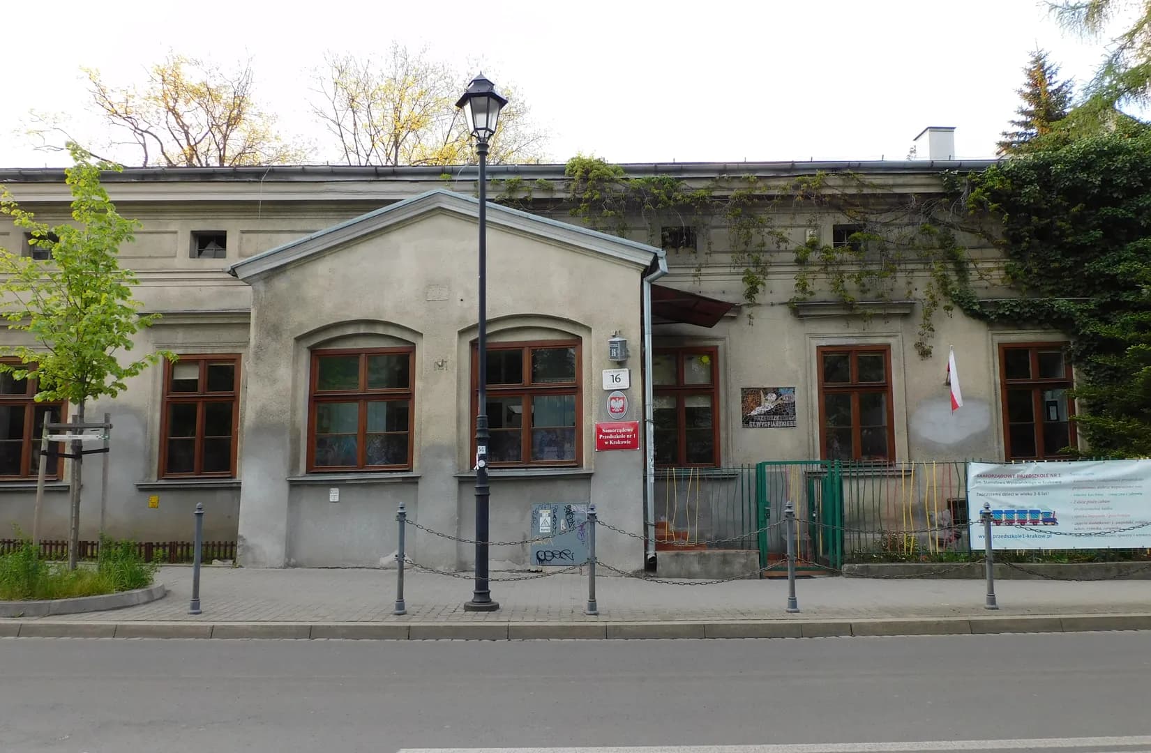Fasada Samorządowego Przedszkola nr 1 przy ulicy Kopernika 16 w Krakowie