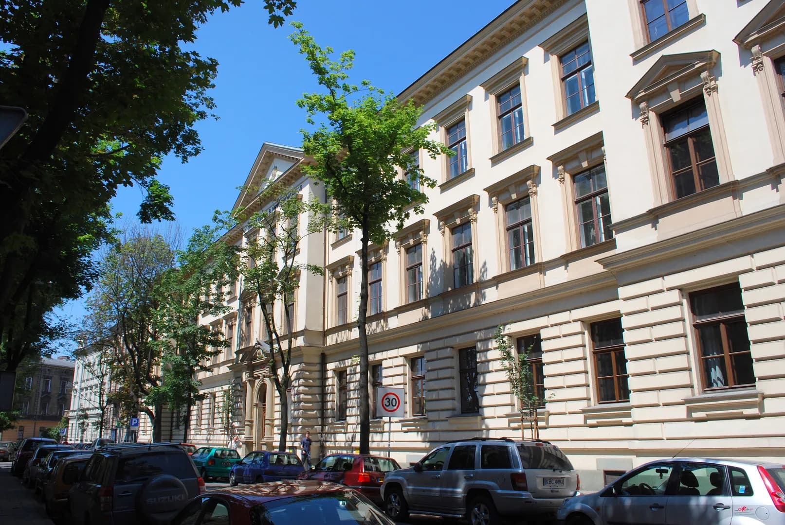 Fasada budynku I Liceum Ogólnokształcącego im. Bartłomieja Nowodworskiego w Krakowie widziana od strony ulicy