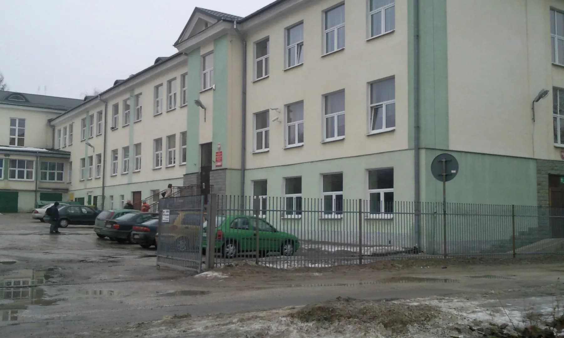 Elewacja budynku Publicznej Szkoły Podstawowej nr 1 w Busku-Zdroju z parkingiem