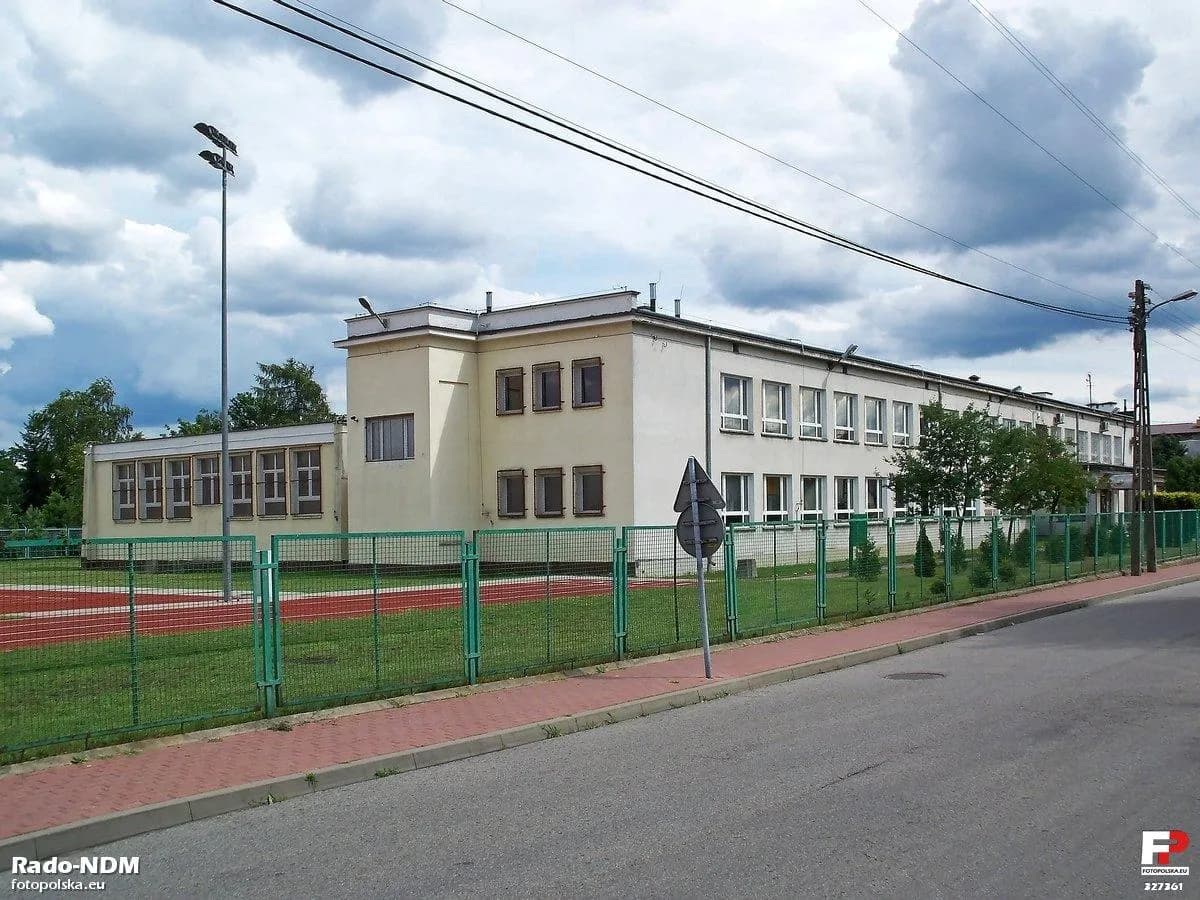 Budynek Zespołu Szkół nr 2 w Nowym Dworze Mazowieckim widziany z ulicy